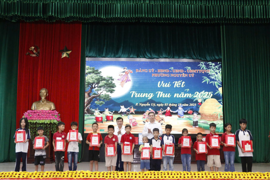 Ấm áp tình người đêm rằm: Phường Nguyễn Úy trao quà Trung thu của Tỉnh ủy - HĐND - UBND - UBMTTQVN tỉnh Ninh Bình cho hộ nghèo và trẻ em vượt khó 