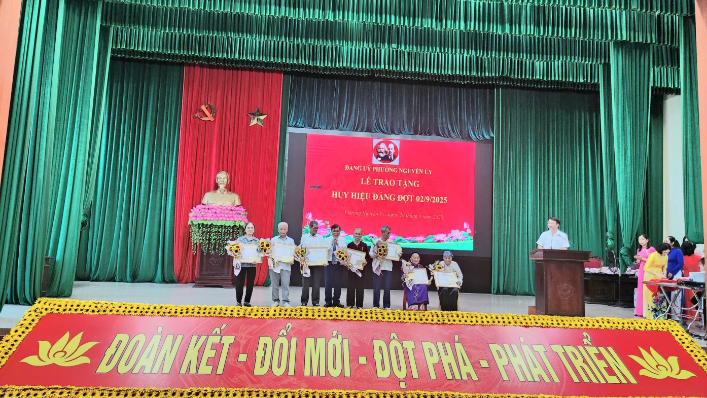 Đảng bộ phường Nguyễn Uý trao tặng Huy hiệu đảng đợt 2/9/2025