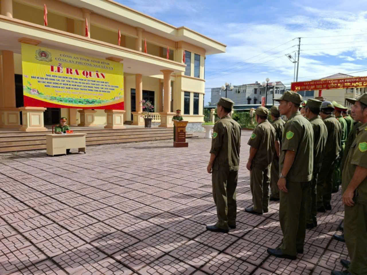 CÔNG AN PHƯỜNG NGUYỄN UÝ TỔ CHỨC LỄ RA QUÂN CAO ĐIỂM TẤN CÔNG, TRẤN ÁP TỘI PHẠM, ĐẢM BẢO AN NINH TRẬT TỰ TRÊN ĐỊA BÀN