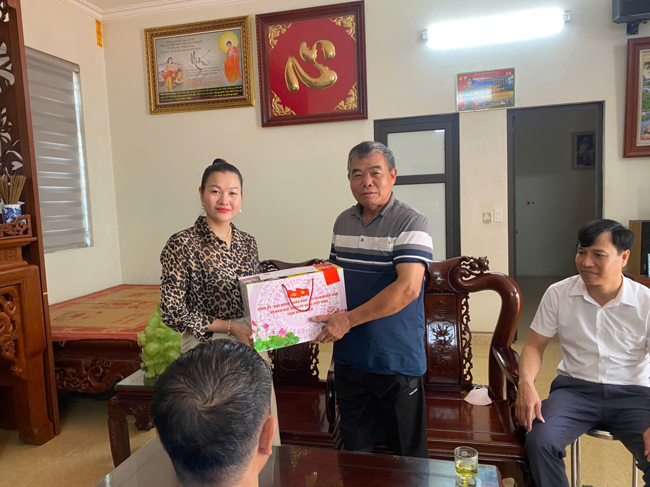 Phường Nguyễn Úy tổ chức các Đoàn thăm, tặng quà gia đình chính sách nhân Kỷ niệm 78 năm Ngày Thương binh - Liệt sĩ (27/7).