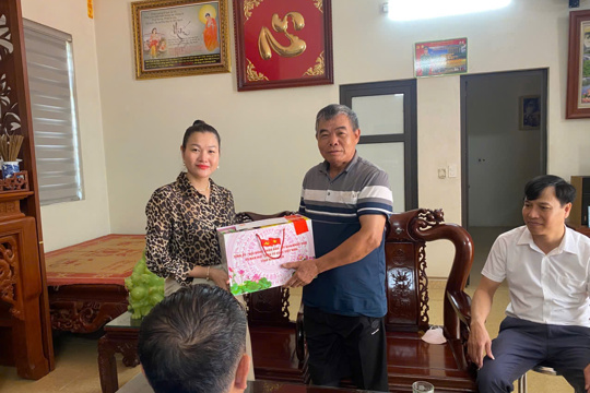 Phường Nguyễn Úy tổ chức các Đoàn thăm, tặng quà gia đình chính sách nhân Kỷ niệm 78 năm Ngày Thương binh - Liệt sĩ (27/7). 