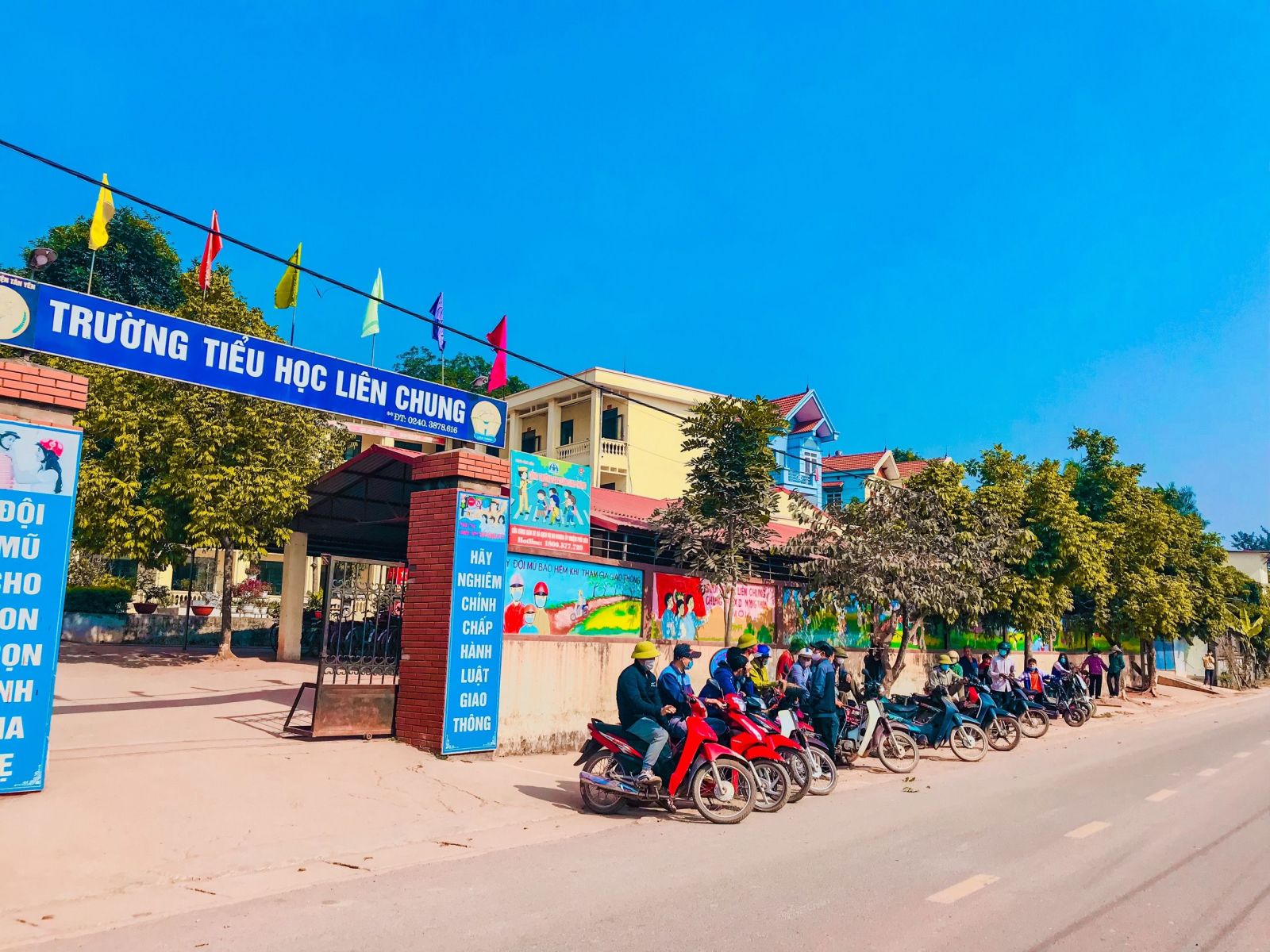 PHƯỜNG NGUYỄN ÚY ĐẨY MẠNH THÁNG AN TOÀN GIAO THÔNG CỔNG TRƯỜNG