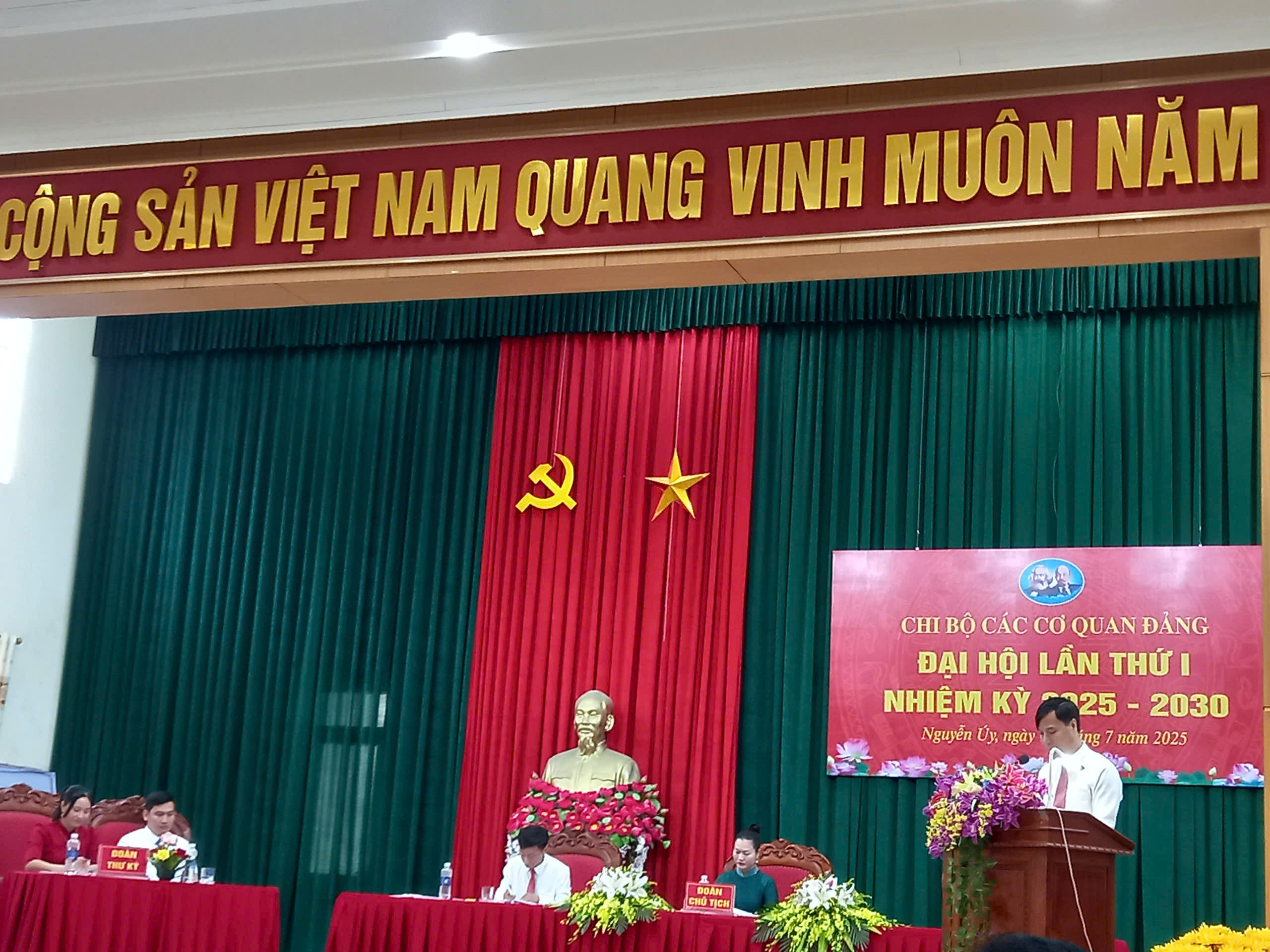 ĐẠI HỘI CHI BỘ KHỐI CƠ QUAN ĐẢNG LẦN THỨ I NHIỆM KỲ 2025 - 2030 CỦA PHƯỜNG NGUYỄN UÝ
